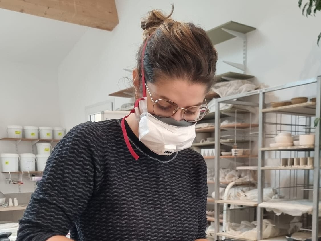 Emmanuelle filtrant un émail